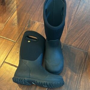 Bogs kid boots size 13 black great condition only worn for three days
